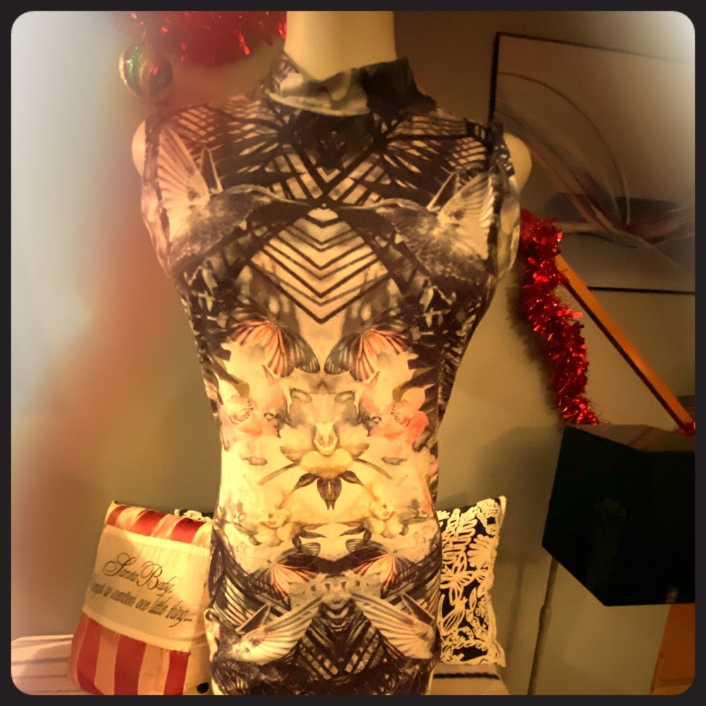 Tight, no sleeves design print dress